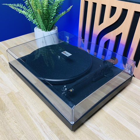 Pro-Ject Debut III turntable with Ortofon OM5E Cartridge and Stylus Pro-Ject Debut III turntable with Ortofon OM5E Cartridge and Stylus