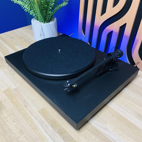 Pro-Ject Debut III turntable with Ortofon OM5E Cartridge and Stylus Pro-Ject Debut III turntable with Ortofon OM5E Cartridge and Stylus