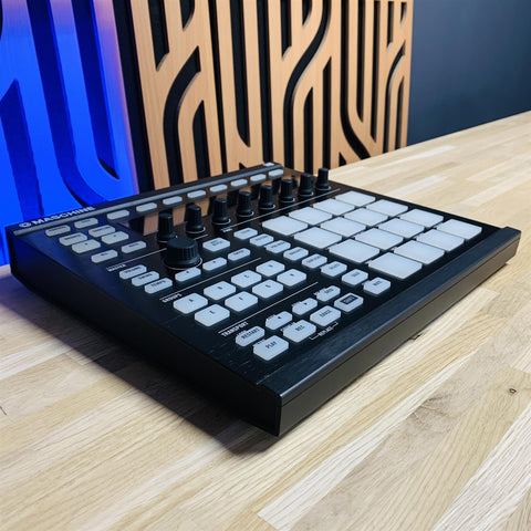 Native Instruments Maschine Controller MK2 With UDG Case & Decksaver Native Instruments Maschine Controller MK2 With UDG Case & Decksaver