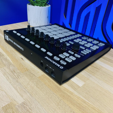 Native Instruments Maschine Controller MK2 With UDG Case & Decksaver Native Instruments Maschine Controller MK2 With UDG Case & Decksaver
