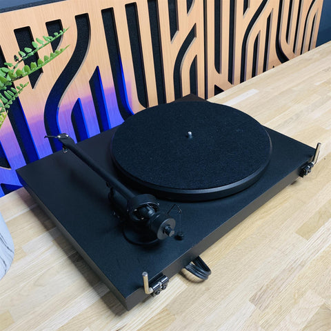 Pro-Ject Debut III turntable with Ortofon OM5E Cartridge and Stylus Pro-Ject Debut III turntable with Ortofon OM5E Cartridge and Stylus