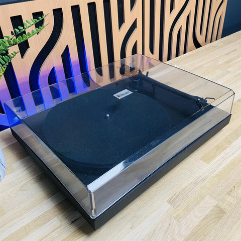 Pro-Ject Debut III turntable with Ortofon OM5E Cartridge and Stylus Pro-Ject Debut III turntable with Ortofon OM5E Cartridge and Stylus