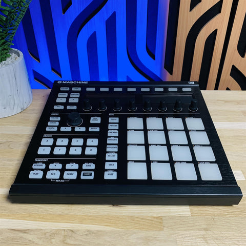 Native Instruments Maschine Controller MK2 With UDG Case & Decksaver Native Instruments Maschine Controller MK2 With UDG Case & Decksaver