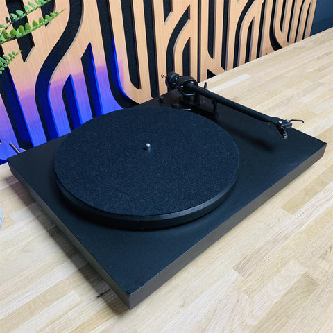 Pro-Ject Debut III turntable with Ortofon OM5E Cartridge and Stylus Pro-Ject Debut III turntable with Ortofon OM5E Cartridge and Stylus
