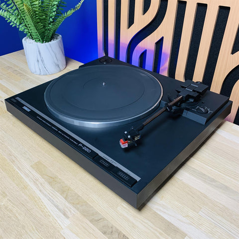 Yamaha P-220 Semi-Automatic Belt-Driven Turntable