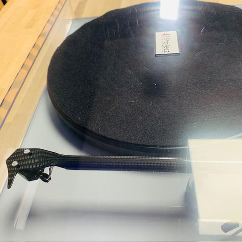 Project Debut Carbon Turntable (Grey gloss)