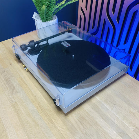 Pro-ject Debut Carbon RPM3 Turntable (Light Grey) Ortofon 2M Red Cartridge