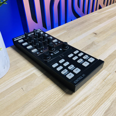 Native Instruments Traktor X1 MK2 DJ Controller