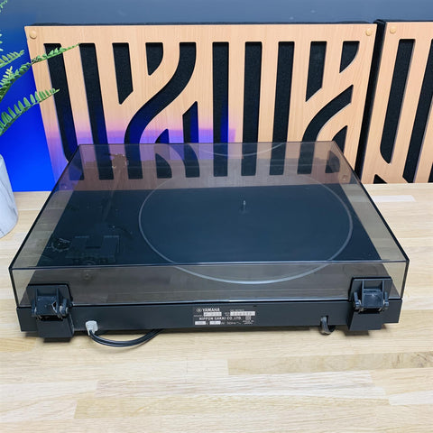 Yamaha P-220 Semi-Automatic Belt-Driven Turntable