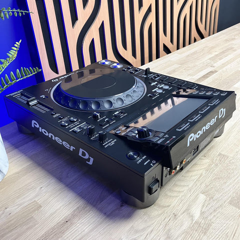Pioneer DJ CDJ-2000 NXS2 Professional Multi Player With Decksaver