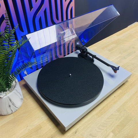 Pro-ject Debut Carbon RPM3 Turntable (Light Grey) Ortofon 2M Red Cartridge