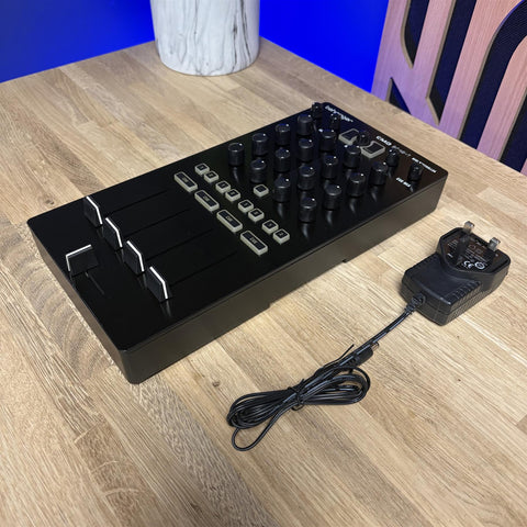 Behringer CMD-MM 1 DJ Midi Controller