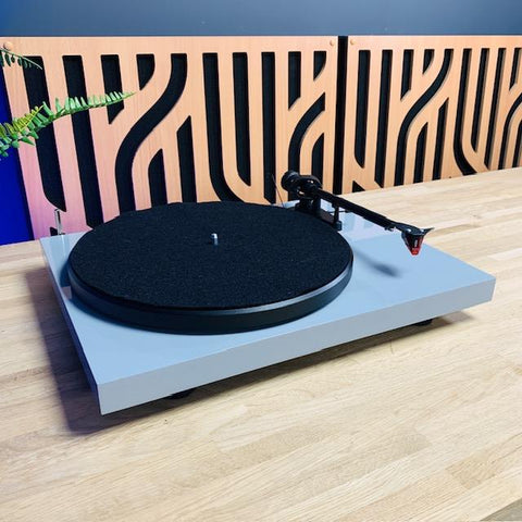 Project Debut Carbon Turntable (Grey gloss)