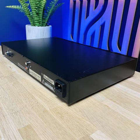 B&W Aura TU80 AM/FM Tuner