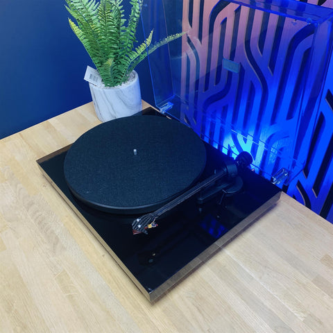 Pro-Ject Debut Carbon Turntable (Black) With Ortofon 2M Red Cartridge