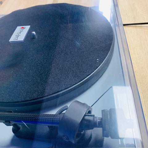 Project Debut Carbon Turntable (Grey gloss)