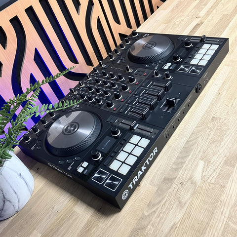 Native Instruments Traktor S4 MK3 Controller Inc Flight Case