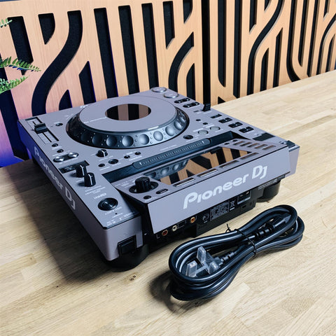 Pioneer CDJ-2000NXS Professional DJ Media Pro Multi Player