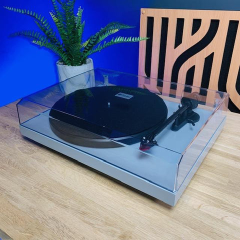 Project Debut Carbon Turntable (Grey gloss)