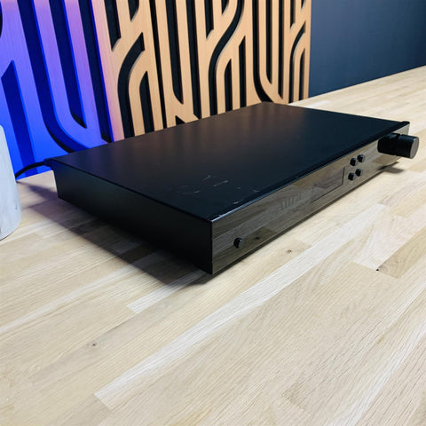 B&W Aura TU80 AM/FM Tuner
