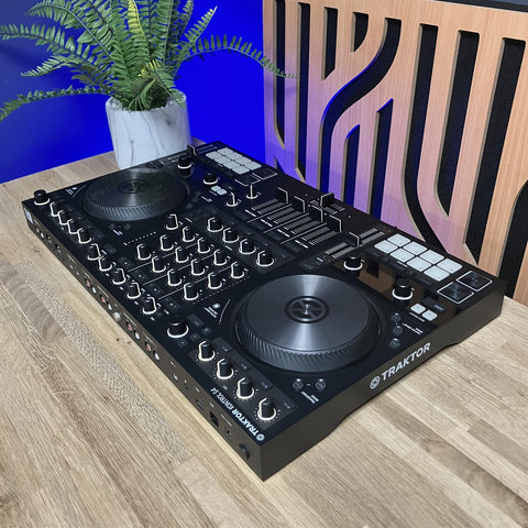 Native Instruments Traktor S4 MK3 Controller Inc Flight Case