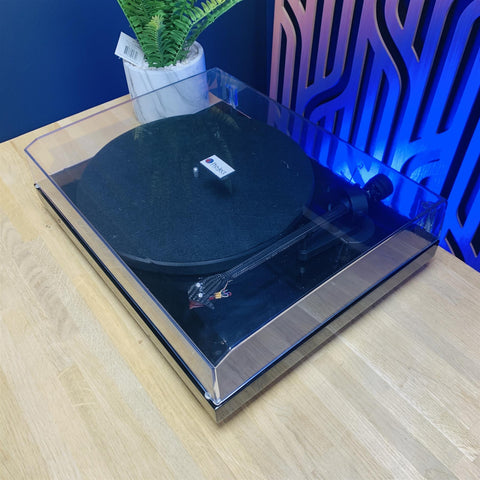 Pro-Ject Debut Carbon Turntable (Black) With Ortofon 2M Red Cartridge