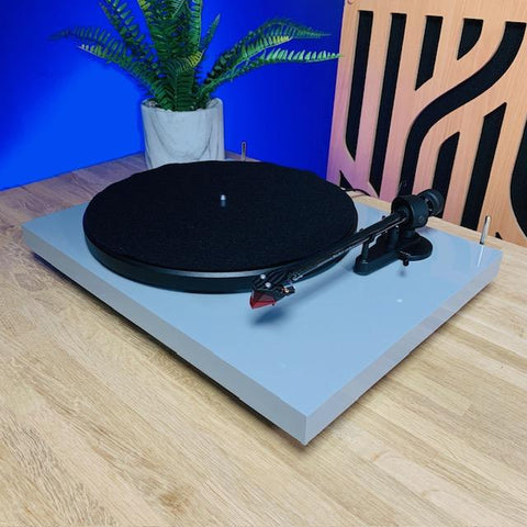 Project Debut Carbon Turntable (Grey gloss)