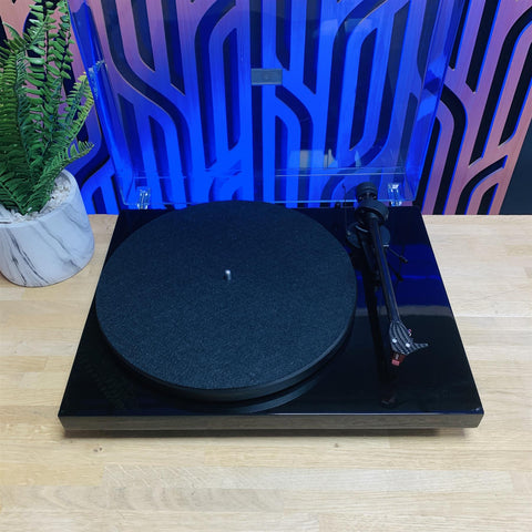 Pro-Ject Debut Carbon Turntable (Black) With Ortofon 2M Red Cartridge