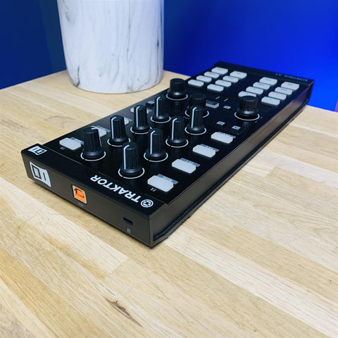 Native Instruments Traktor X1 MK2 DJ Controller