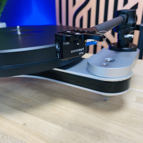 Clearaudio Innovation Basic Turntable Black With Tracer Carbon Black 9" Radial Tonearm & Concept MC Cartridge