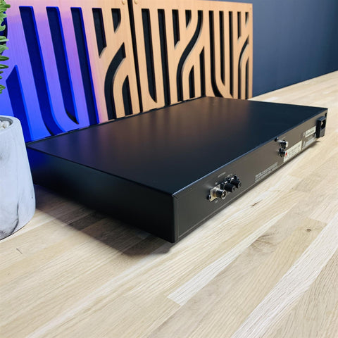 B&W Aura TU80 AM/FM Tuner