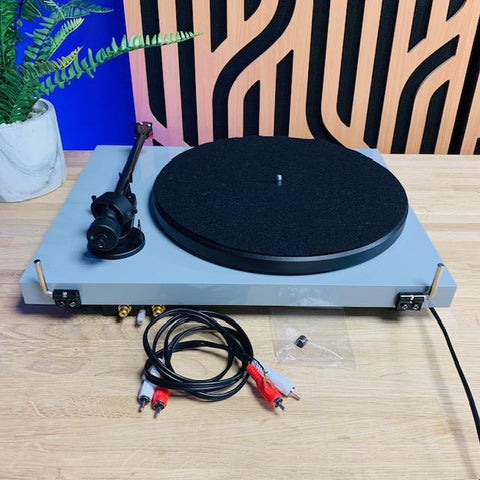 Project Debut Carbon Turntable (Grey gloss)