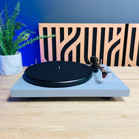 Project Debut Carbon Turntable (Grey gloss)