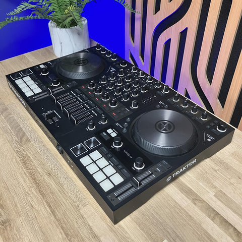 Native Instruments Traktor S4 MK3 Controller Inc Flight Case