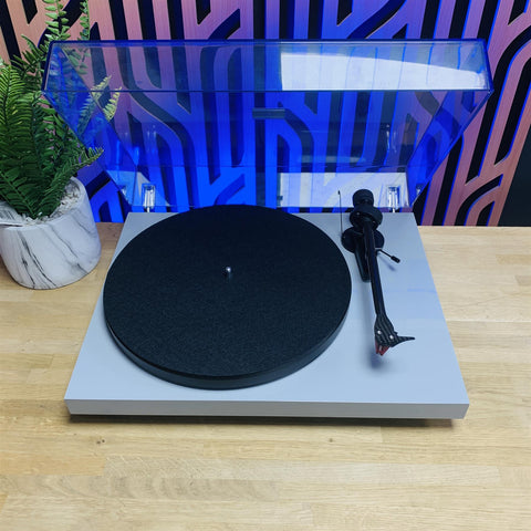 Pro-ject Debut Carbon RPM3 Turntable (Light Grey) Ortofon 2M Red Cartridge